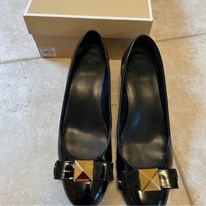 Michael kors black womens pumps with gold bow
